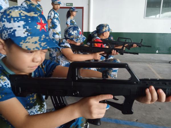 认真练习中