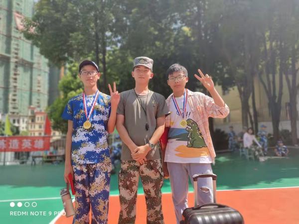 和亲爱的教官合影